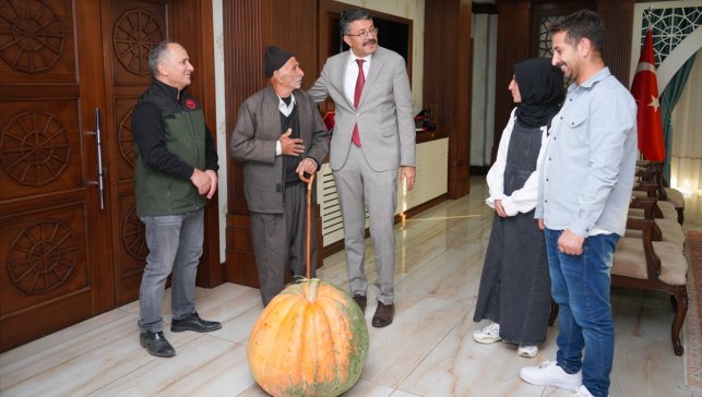 Hakkari'de 50,5 kilogramlık bal kabağı yetiştirildi