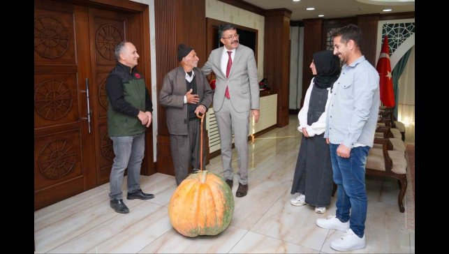 Hakkâri'de rekor: 50,5 kilo ağırlığında dev bal kabağı