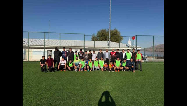 Öğrenciler ve aileleri futbol maçı yaptı, ortaya renkli görüntüler çıktı