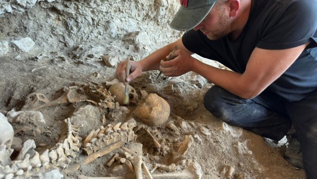 Bitlis'teki Delikli Mağara'da 8 bin yıllık yaşamın izleri gün yüzüne çıkarıldı