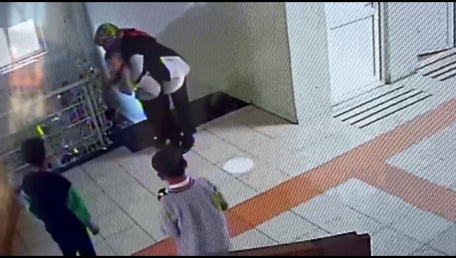 Okulda nefes borusuna yiyecek kaçan öğrenci, öğretmenin müdahalesiyle kurtuldu