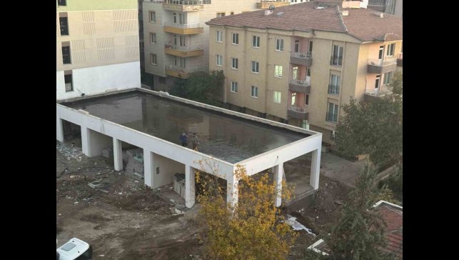 Malatya'da rezerv alandaki inşaat suyla doldu, tahliye için duvar delindi