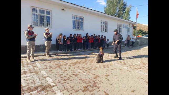 Muş'ta jandarma ekiplerinden öğrencilere eğitici ziyaret