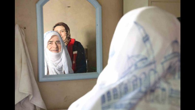 Huzurevi sakini Saadet teyze doğup büyüdüğü evi görünce gözyaşlarını tutamadı