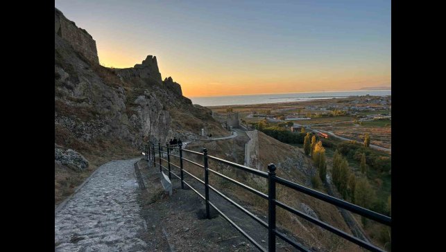 Van Kalesi'nin surlarına korkuluk yapıldı