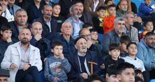 85'lik Selahattin dede "kolunda torunları elinde bastonuyla" maçlara gidiyor