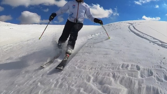 Ergan Dağı'nın zirvesine kros motosikletiyle çıkıp sezonun ilk kayağını yaptı