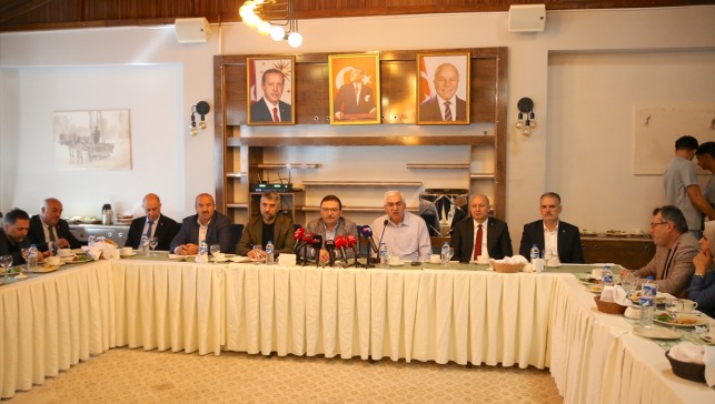 AK Parti İl Başkanlığınca kentteki yatırımlarla ilgili basın toplantısı düzenlendi