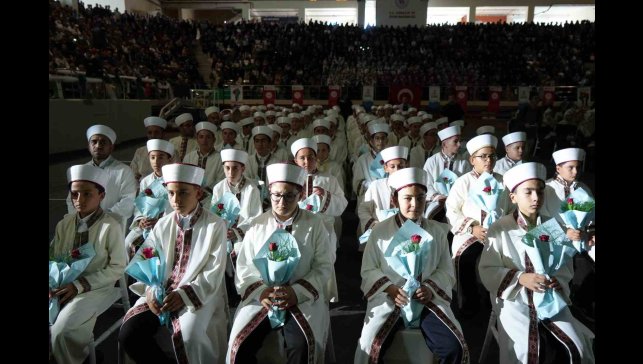 Kur'an'ı ezberleyen 75 erkek, 88'i kız öğrenci hafızlık icazetlerini aldı