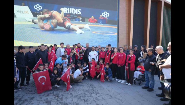 Dünya 3'ncüsü olan milli güreşçiye Erzincan'da coşkulu karşılama