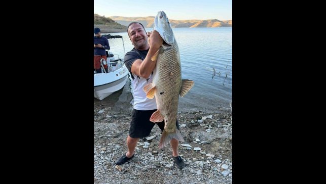 Elazığ'da balıkçı 70 kiloluk turna yakaladı