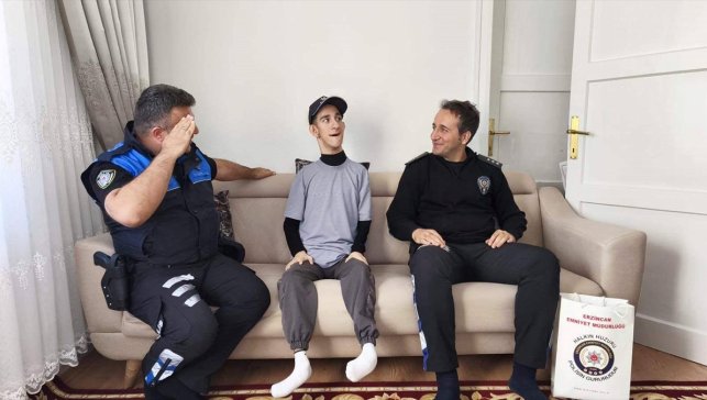 Özel gereksinimli Samet'in polis üniforması giyme hayali gerçek oldu
