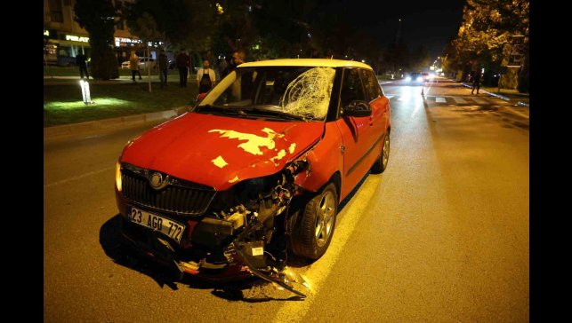 Elazığ'da otomobil yayalara çarptı: 2 ağır yaralı