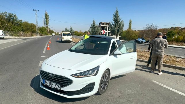 Malatya'da otomobil ile tarım aracının çarpışması sonucu 3 kişi yaralandı