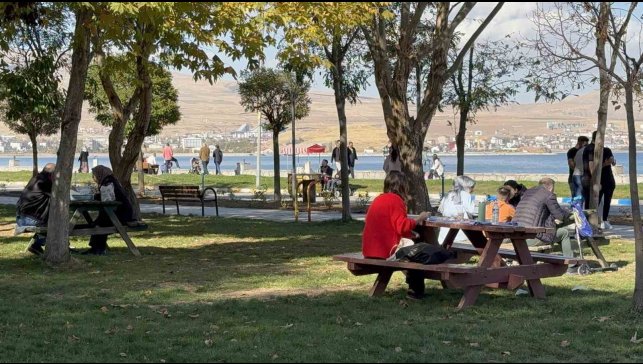 Tatvan'da güzel havayı fırsat bilenler sahile akın etti