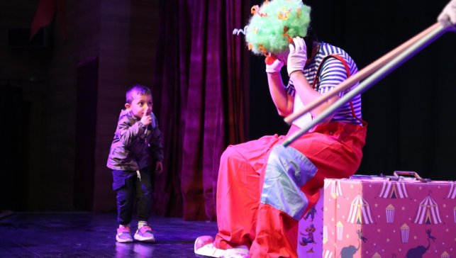 Van'da özel gereksinimli bireyler için tiyatro gösterisi düzenlendi