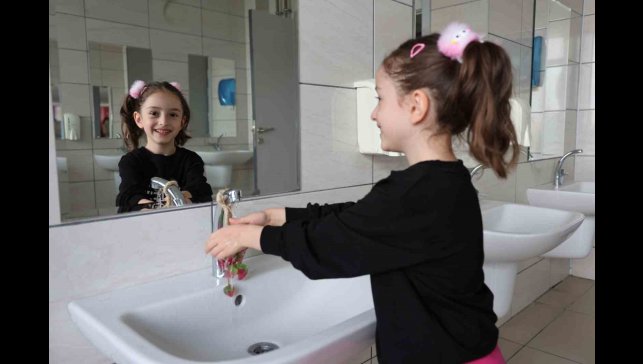 Çocuklarda el yıkamaya teşvik etmek için meyve şeklinde sabun tasarladı