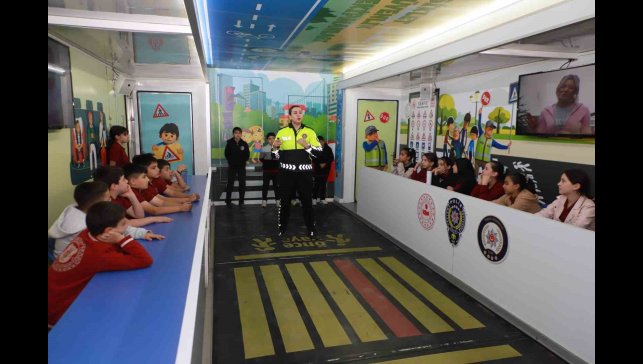 Mobil Trafik Eğitim Tırı Hakkari'de öğrencilerle buluştu