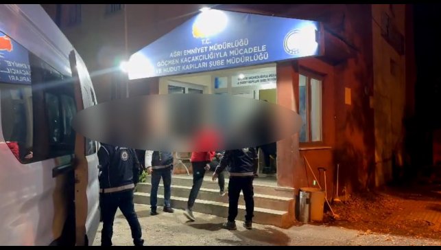 Ağrı'da o tırı durduran polisler şaşırdı: İçinden 16 düzensiz göçmen çıktı