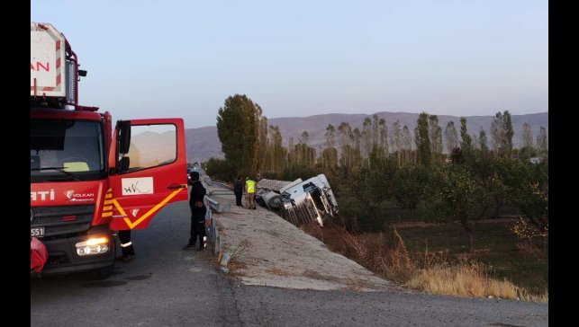 Van'ın Muradiye ilçesinde korkutan kaza: Tırın içinde sıkışan sürücüyü itfaiye kurtardı