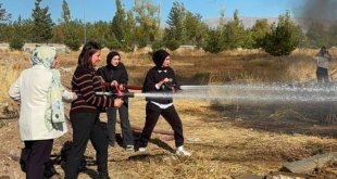 "Geleceğin itfaiyecileri" Patnos'ta sahaya indi: Ustalardan birebir yangın eğitimi