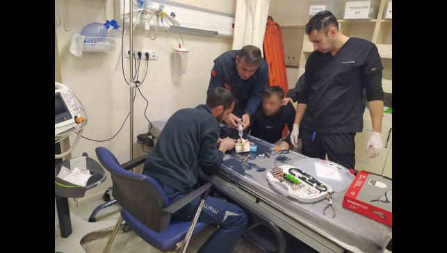 Parmağına sıkışan yüzüğü itfaiye çıkardı