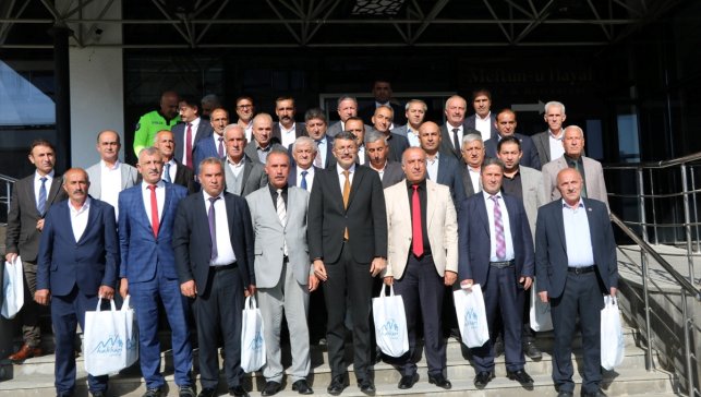 Hakkari Valisi Çelik, muhtarlarla bir araya geldi