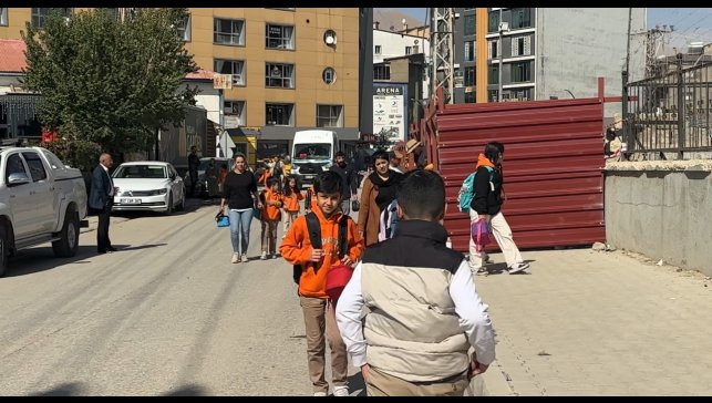 Okul yolundaki kaldırımın kapatılmasına tepki: "Kaldırımı öğrencilere açın"