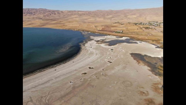 Erçek Gölü'nde su seviyesi gözle görülür şekilde azaldı