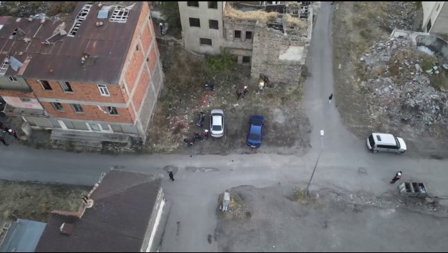 Polisten metruk binalara baskın