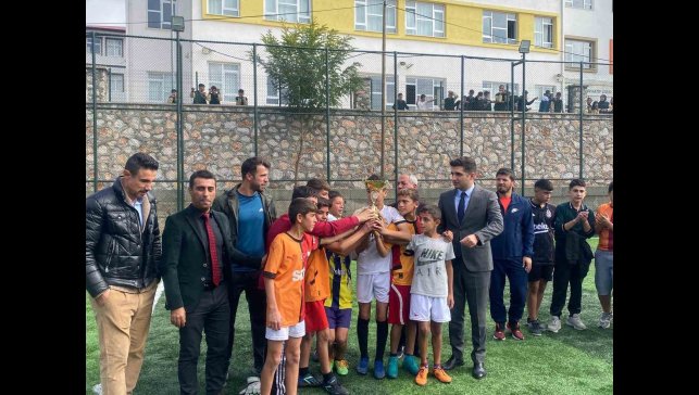 Arıcak'ta ortaokullar arası futbol turnuvası sona erdi