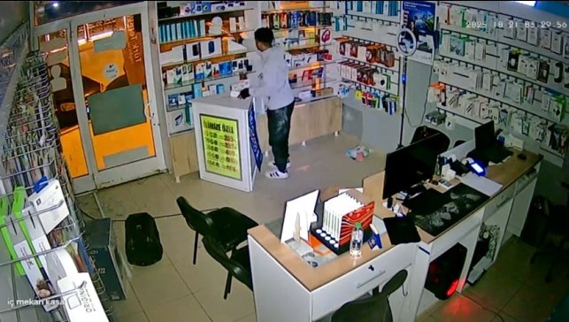 Telefoncunun camını kırıp içeri girdi: Seçerek malzeme çaldığı anlar kameraya yansıdı