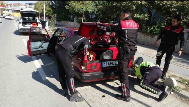 Malatya'da polisin "dur" ihtarına uymayan araçta uyuşturucu ele geçirildi