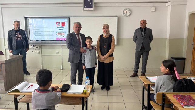 Erzurum'da Heimlich manevrasıyla öğrencisini kurtaran öğretmene tebrik ziyareti