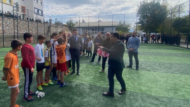 Arıcak'ta düzenlenen "Ortaokullar Arası Futbol Turnuvası" sona erdi
