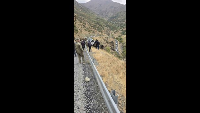 Şemdinli'de uçuruma düşen kamyonu askeri vinç kurtardı