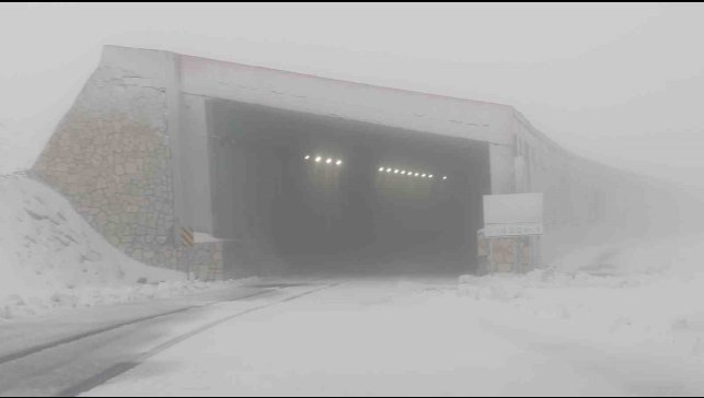 Van-Bahçesaray yolu üzerindeki Karabet Geçidi'ne mevsimin ilk karı düştü