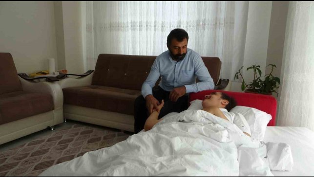 Depremde dili boğazına kaçan Muhammed'in yaşam mücadelesi sürüyor