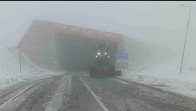 Turuncu kaplanların kar mesaisi Karabet Geçidi'nde başladı