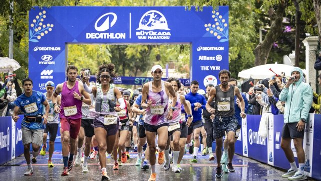 Decathlon Büyükada Yarı Maratonu'na 3 bin 500'den fazla koşucu katıldı