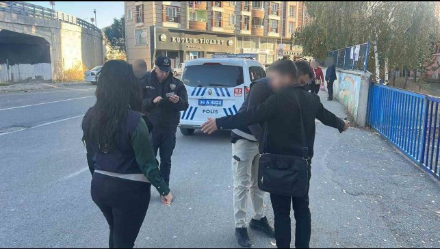 Kars'ta okul önlerinde uygulamalar sıklaştırıldı