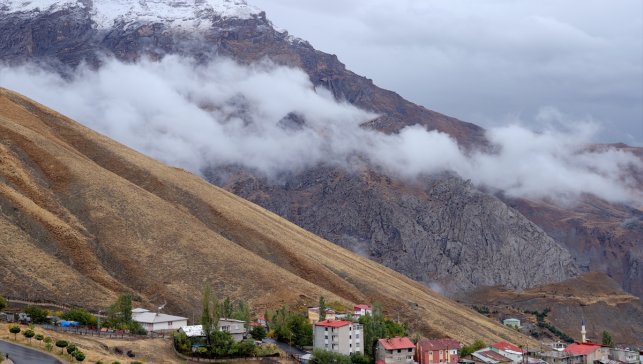 Hakkari'de yüksek kesimlere kar yağdı