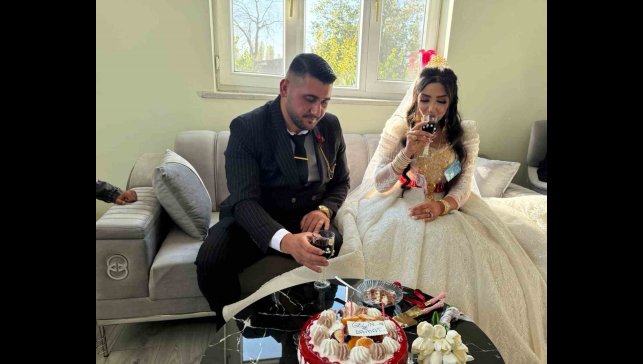 Iğdır'da İranlı gelin düğününde geleneklerini uyguladı, davetliler ilgiyle izledi