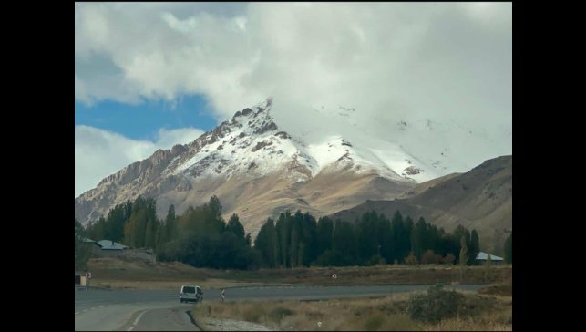 Başkale'de yüksek kesimlere kar yağdı