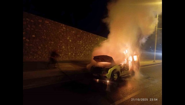 Malatya'da seyir halindeki otomobil alev aldı