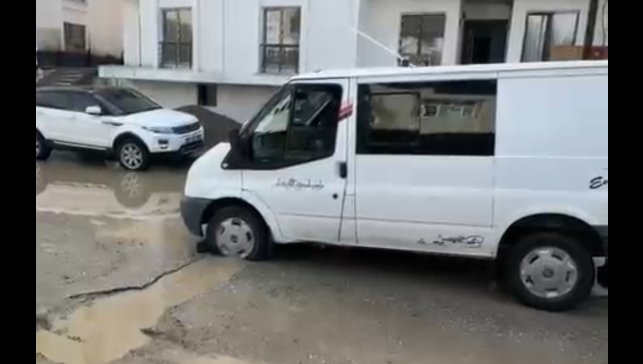 Yüksekova'da sağanak yağış hayatını olumsuz etkiledi