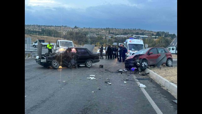 Malatya'da iki aracın çarpıştı kazada 3 kişi yaralandı