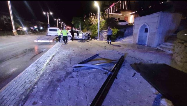 Elazığ'da otomobil durağa çarptı: 1 yaralı