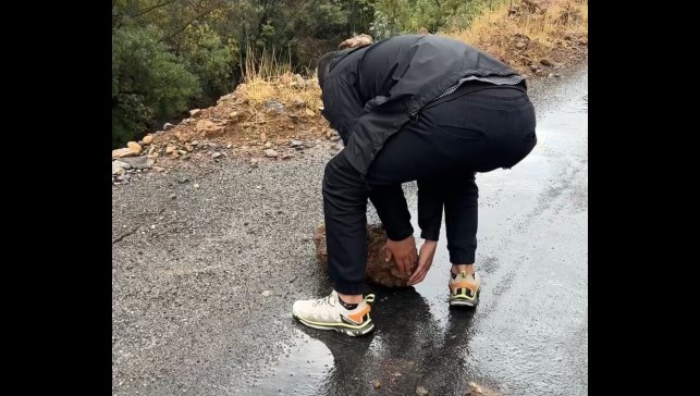 Şemdinli-Derecik karayoluna düşen kaya parçalarını dağcılar temizledi