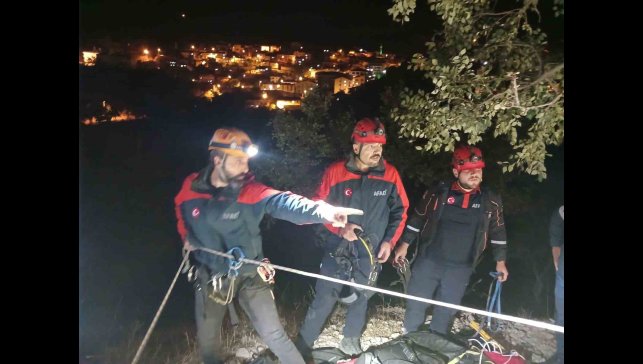 Kayalıklarda mahsur kalan şahıs AFAD ekiplerince kurtarıldı